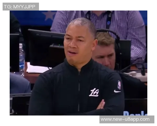 快船关键时刻小范指挥战术泰伦卢在场边无奈围观愤怒表情引热议