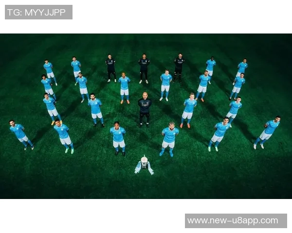 曼城新赛季全家福展现团结精神瓜帅领衔福登与B席并肩作战